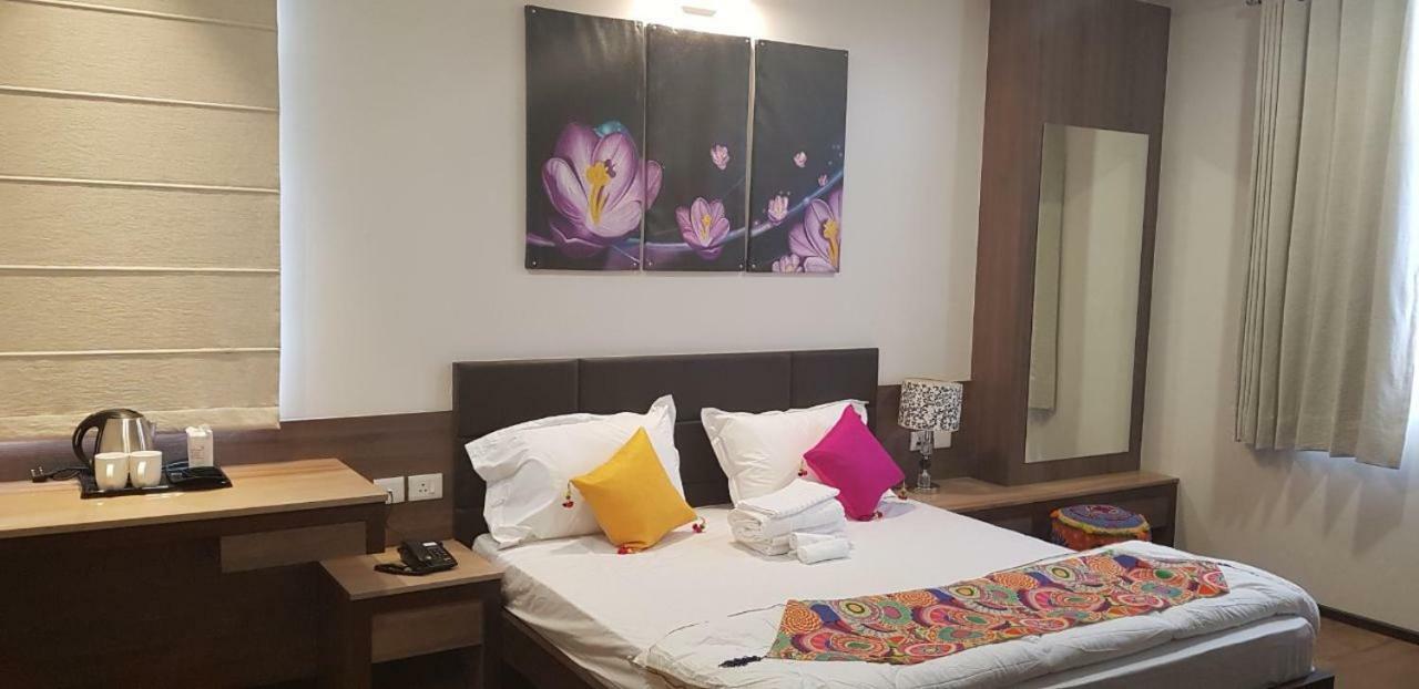 Fleur Hotel Джапур Экстерьер фото